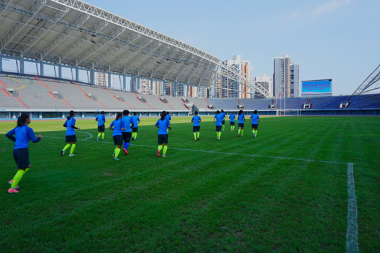 重庆首支职业女足队伍顺利抵达奥体中心集训并准备首场主场比赛